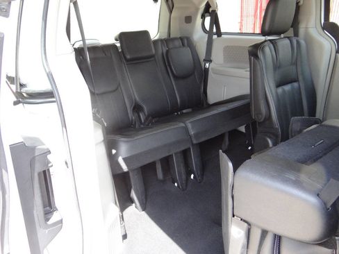 Used 2014 Chrysler Town & Country Touring image 22