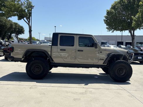 Used 2022 Jeep Gladiator Sport AWD/4WD image 2