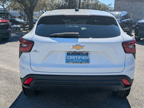 Used 2025 Chevrolet Trax LS w/ LS Convenience Package image 4