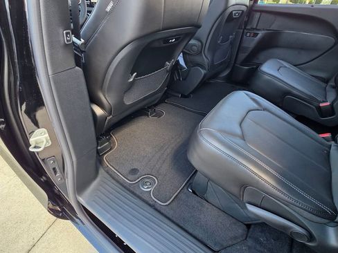 New 2025 Chrysler Pacifica Select image 21