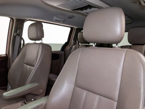Used 2014 Chrysler Town & Country Touring FWD image 11