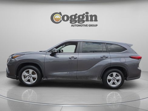 Used 2023 Toyota Highlander L FWD image 2