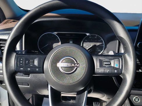 Used 2022 Nissan Rogue SV image 9