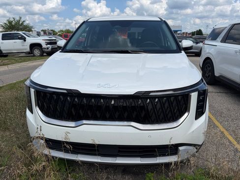 Used 2025 Kia Carnival FWD image 6
