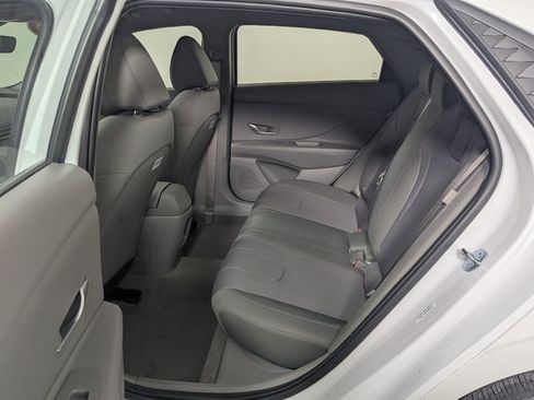 Used 2025 Hyundai Elantra SE image 24