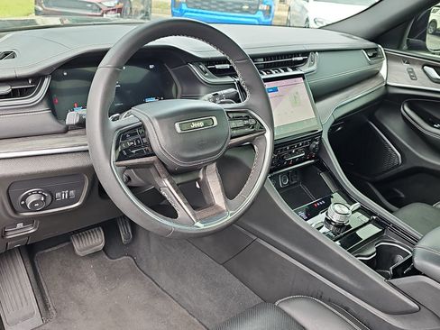 Used 2023 Jeep Grand Cherokee Overland w/ Luxury Tech Group IV AWD/4WD image 16