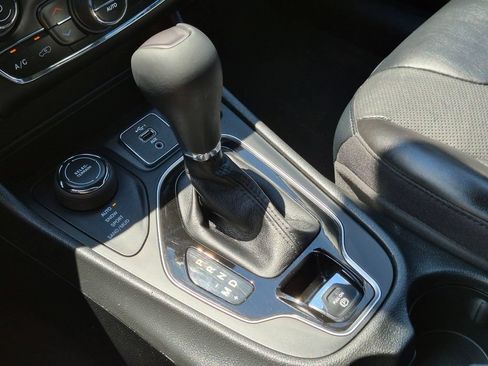 Used 2022 Jeep Cherokee Limited AWD/4WD image 17