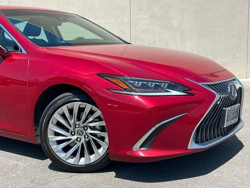 Used 2021 Lexus ES 300h w/ Accessory Package FWD image 2