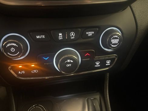 Used 2020 Jeep Cherokee Latitude Plus w/ Cold Weather Group AWD/4WD image 15
