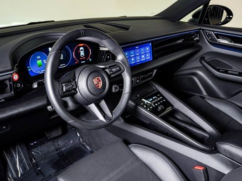 Certified 2025 Porsche Macan Electric image 4