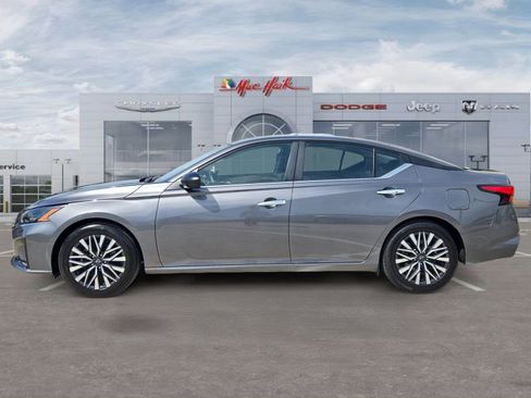 Used 2025 Nissan Altima 2.5 SV FWD image 2