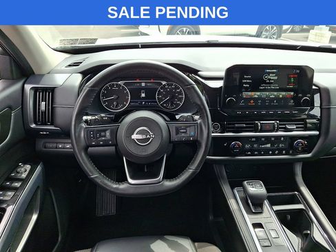 Used 2023 Nissan Pathfinder SL AWD/4WD image 2