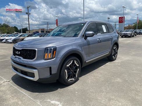Used 2024 Kia Telluride EX w/ EX Captain's Chair Package FWD image 3