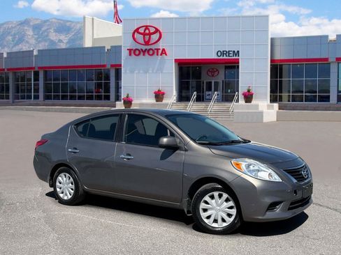 Used 2012 Nissan Versa SV FWD image 1