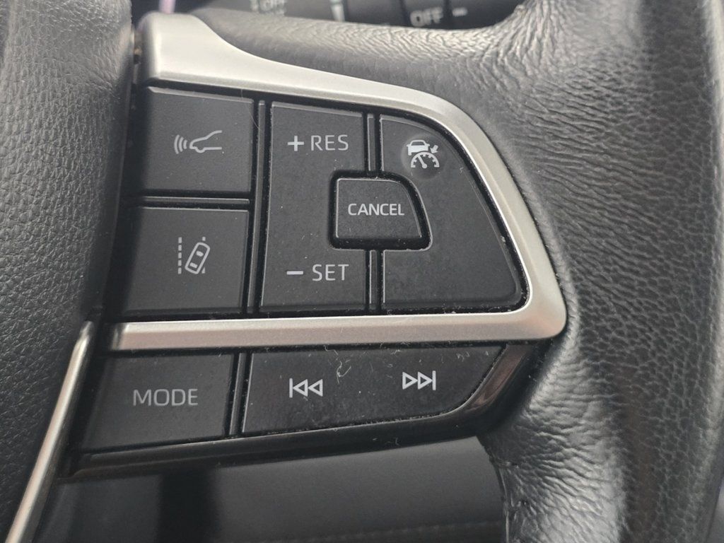 Certified 2024 Toyota Sienna XLE FWD image 33