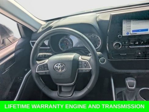Used 2024 Toyota Highlander LE FWD image 17