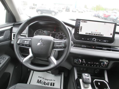 Used 2025 Mitsubishi Outlander SE AWD/4WD image 12