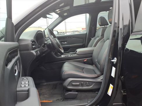 Used 2025 Honda Pilot TrailSport image 14