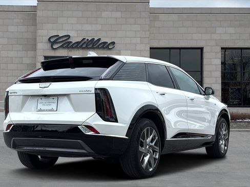 Certified 2025 Cadillac Optiq Luxury 2 w/ LPO, Floor Liner Package AWD/4WD image 3