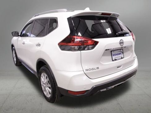 Used 2020 Nissan Rogue SV image 3
