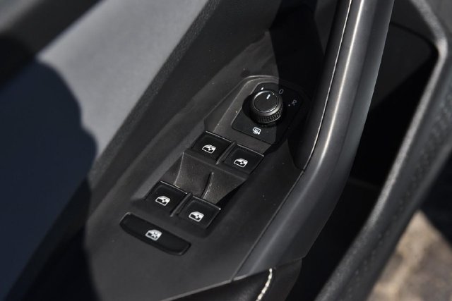 Used 2025 Volkswagen Jetta SE w/ Sunroof Package FWD image 8