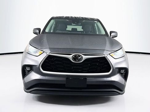 Used 2023 Toyota Highlander LE image 2