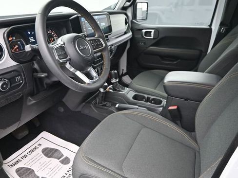 Used 2025 Jeep Wrangler Sahara image 18