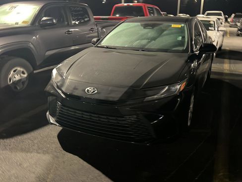 Used 2025 Toyota Camry LE image 3