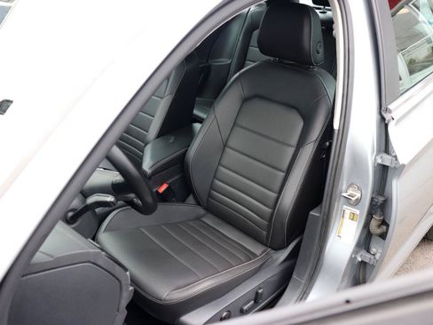 Used 2024 Volkswagen Jetta SE FWD image 11
