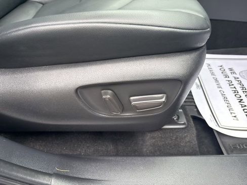 Used 2024 Toyota Highlander XLE image 5