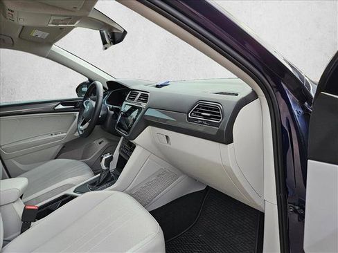 Used 2024 Volkswagen Tiguan SE image 19