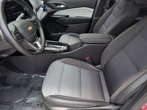 Used 2025 Chevrolet Trax LT w/ LT Convenience Package FWD image 24