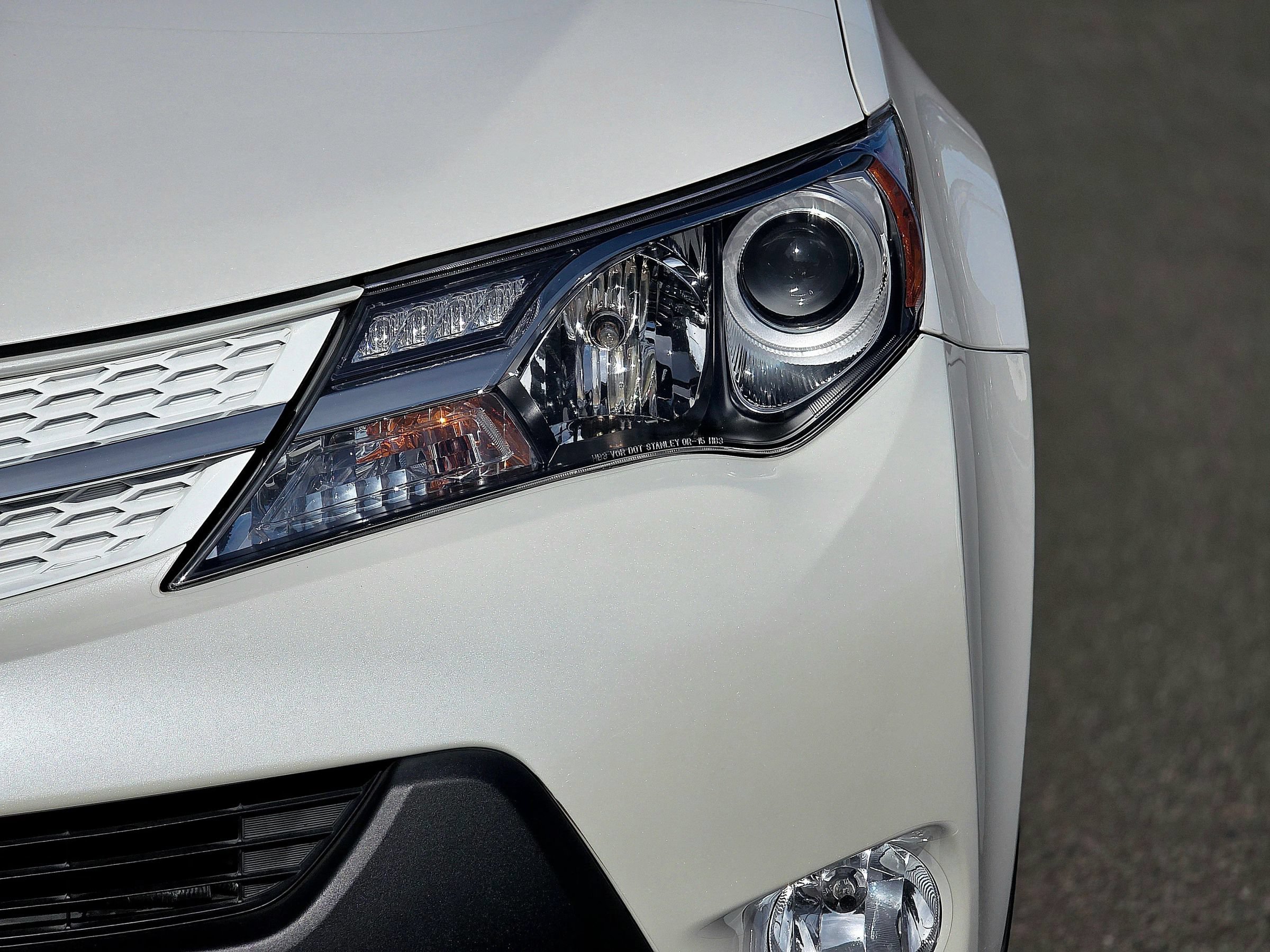 Used 2014 Toyota RAV4 Limited w/ Technology Package AWD/4WD image 4