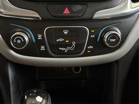 Used 2019 Chevrolet Equinox LS FWD image 36