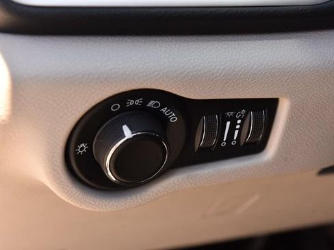 Used 2023 Chrysler Voyager LX FWD image 10