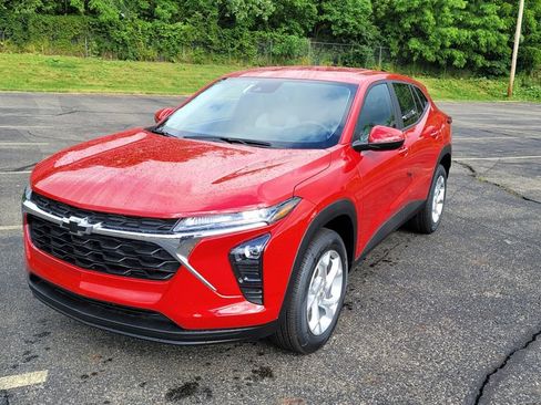 New 2026 Chevrolet Trax LS w/ LS Convenience Package FWD image 5