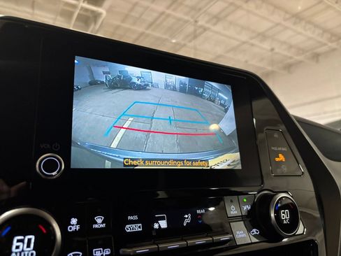Used 2025 Toyota Highlander LE FWD image 25