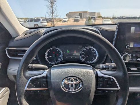 Used 2023 Toyota Highlander L FWD image 28