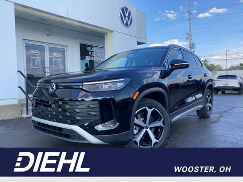 New 2025 Volkswagen Tiguan SE image 1