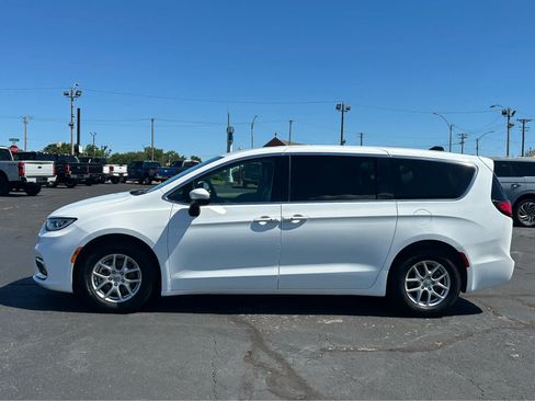 Used 2023 Chrysler Pacifica Touring-L FWD image 1