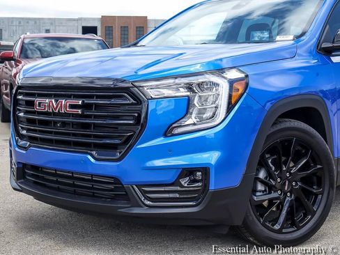 Used 2024 GMC Terrain SLT w/ Tech Package FWD image 3