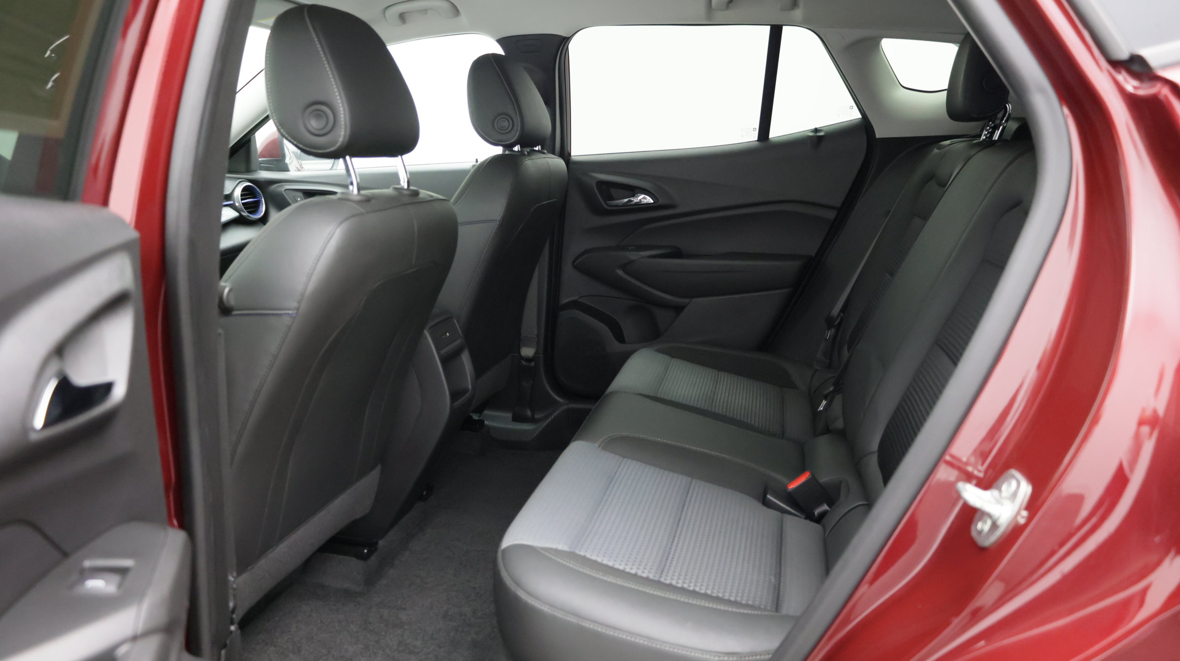 Used 2025 Chevrolet Trax LT FWD image 22