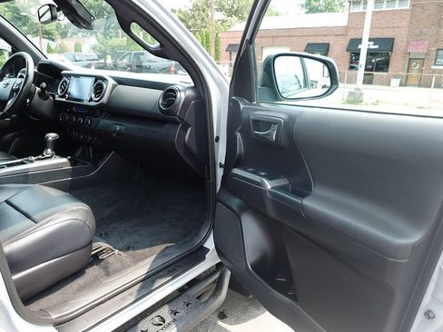 Used 2020 Toyota Tacoma TRD Off-Road AWD/4WD image 35