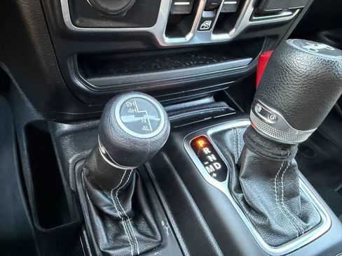 Used 2019 Jeep Wrangler Unlimited Sahara AWD/4WD image 41