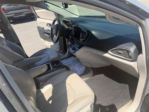 Used 2020 Chrysler Pacifica Touring-L Plus FWD image 10