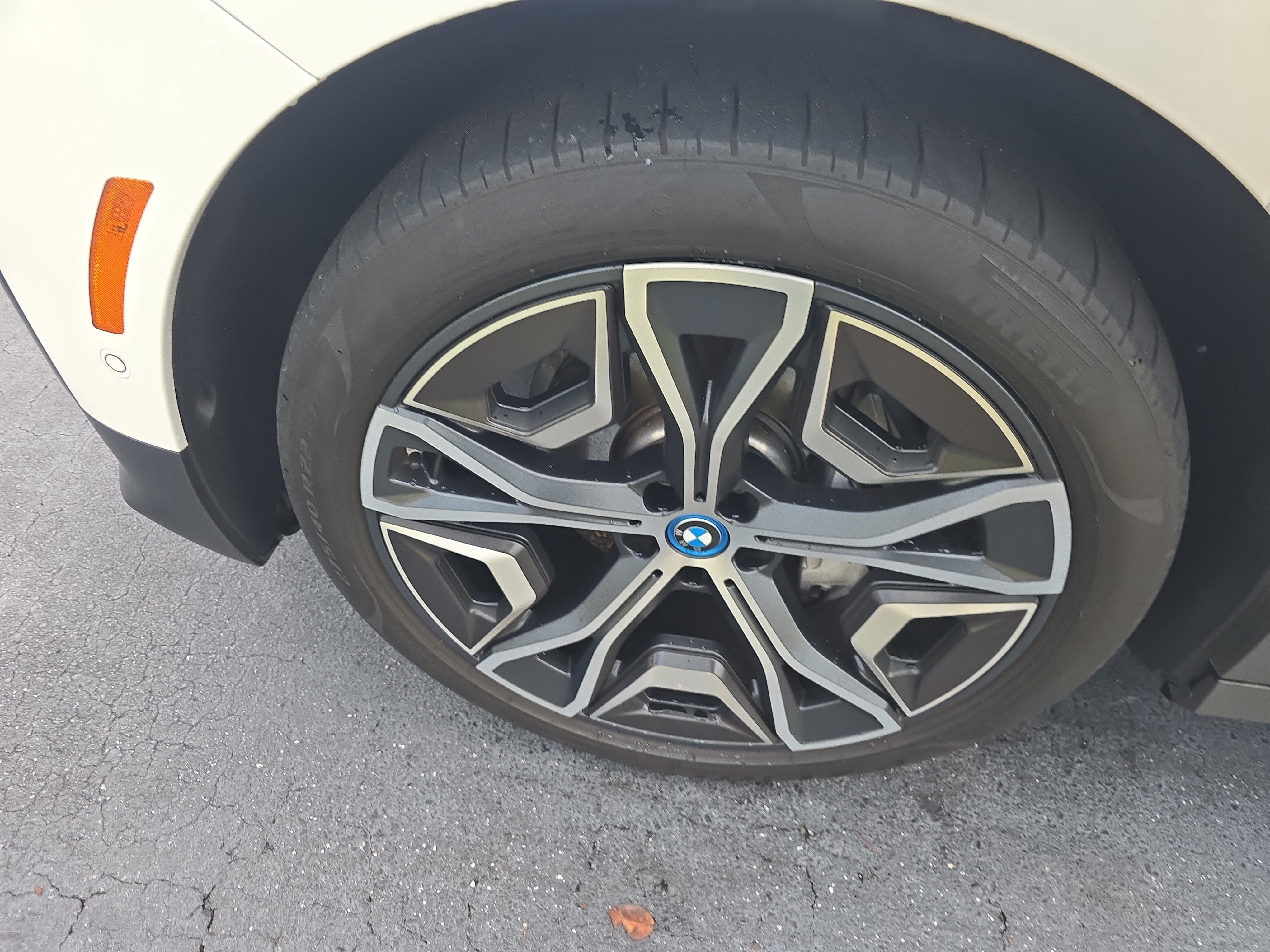 Certified 2024 BMW iX xDrive50 w/ Luxury Package AWD/4WD image 4