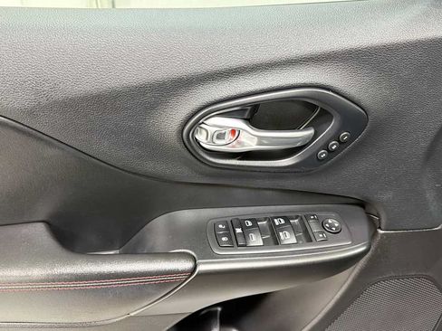 Used 2019 Jeep Cherokee Trailhawk AWD/4WD image 15
