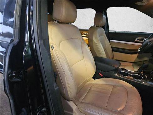 Used 2017 Ford Explorer XLT w/ Equipment Group 202A FWD image 17