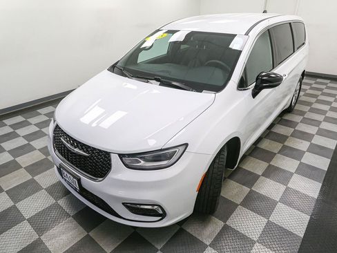 Used 2025 Chrysler Pacifica Select FWD image 6