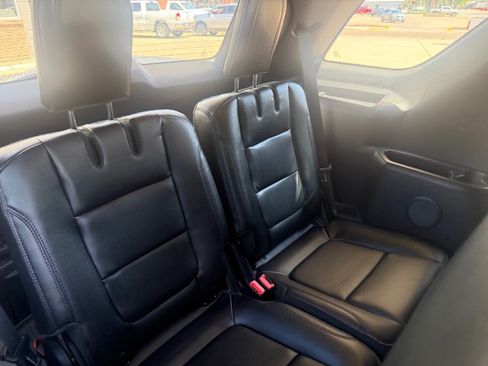 Used 2017 Ford Explorer XLT w/ Equipment Group 202A AWD/4WD image 21